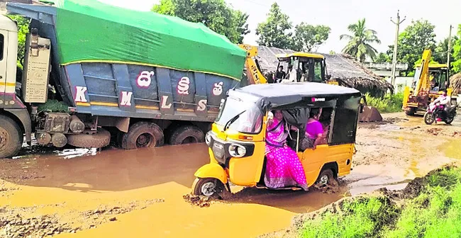 బీఎన్‌ రోడ్డులో కూరుకుపోయిన వాహనాలు 