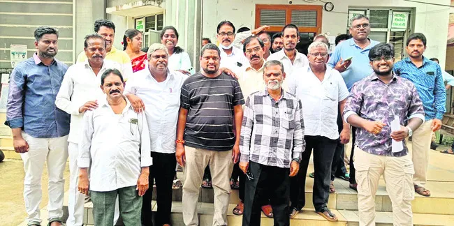 రోడ్డెక్కిన దస్తావేజు లేఖర్లు