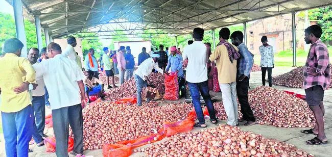 జోరుగా ఉల్లి వ్యాపారం 
