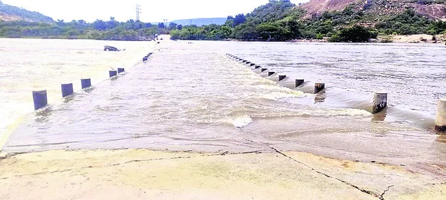 ఉధృతంగా ప్రవహిస్తున్న డిండి వాగు