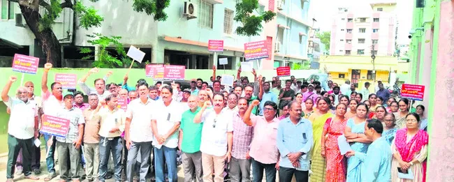 విద్యుత్‌ ఉద్యోగుల ధర్నా 