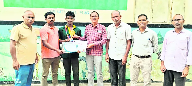 జాతీయస్థాయి టెన్నీకాయిట్‌ పోటీలకు గురుకుల విద్యార్థి 