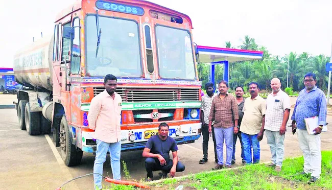 డీజిల్ మాఫియా.. పట్టుబడ్డ ట్యాంకర్