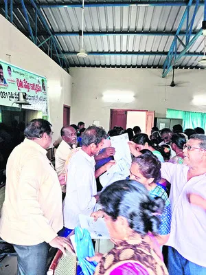 యూరియా కోసం రైతుల పాట్లు