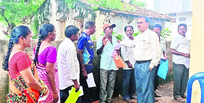 రైతులకు యూరియా పంపిణీ
