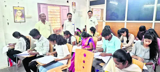వృత్తి నైపుణ్య శిక్షణ కేంద్రంలో వార్షిక పరీక్షలు