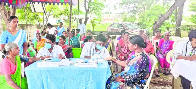 ఆరోగ్య శిబిరాలకు విశేష స్పందన 