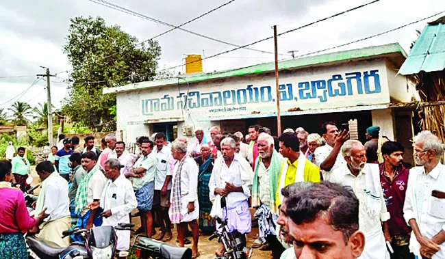 యూరియా కోసం రైతుల ఆందోళన 
