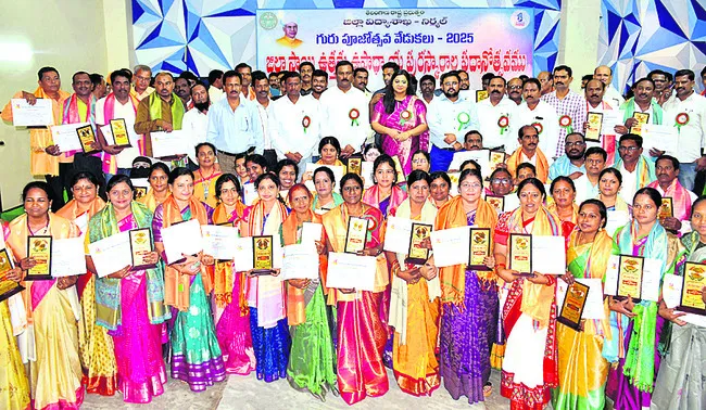 ఉపాధ్యాయులు మార్గదర్శకులుగా నిలవాలి