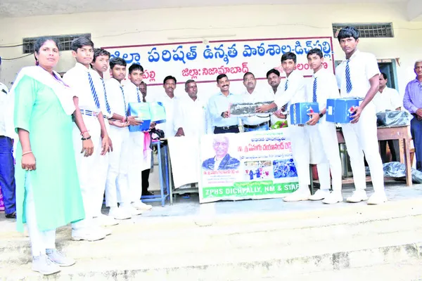 చదువుతో పాటు క్రీడల్లో రాణించాలి 