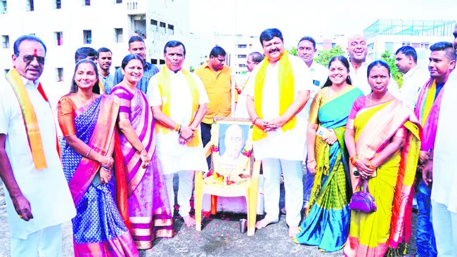 పోరాటయోధుల చరిత్ర భావితరాలకు తెలపాలి 