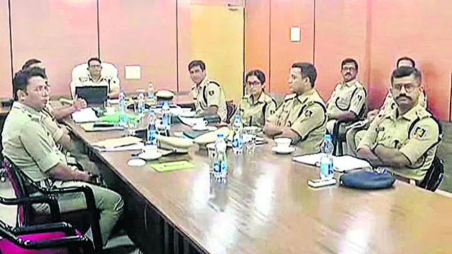 అర్ధరాత్రి బాంబుల మోత 