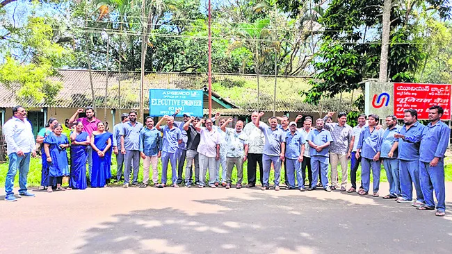 కొనసాగుతున్న నిరసనలు