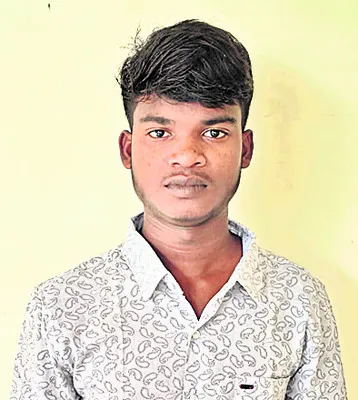 గిరిజన విద్యార్థికి అభినందనలు