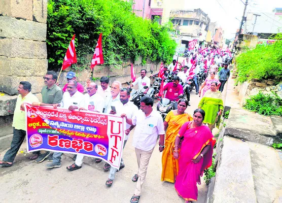 సమస్యలు పరిష్కరించకుంటే ఉద్యమిస్తాం