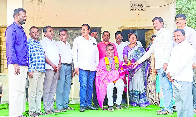 ఉత్తమ ఉపాధ్యాయుడికి సన్మానం