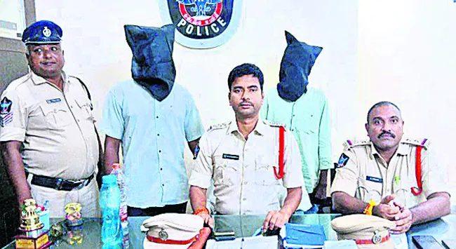 గంజాయితో ఇద్దరు యువకులు అరెస్టు