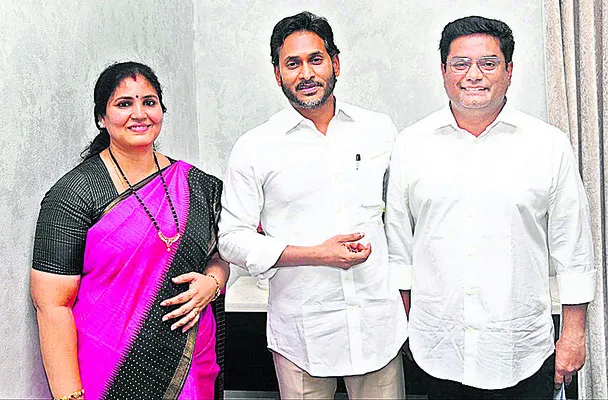  Piriya Vijaya, her husband Sairaj meets YS Jaganmohan Reddy