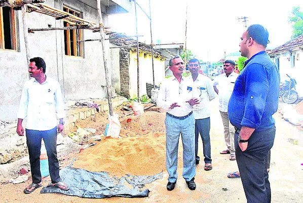 ‘ఇందిరమ్మ’ నిర్మాణాల్లో వేగం పెంచాలి