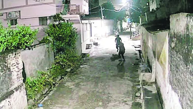 గుర్తు తెలియని యువకులు బాలుడిపై బ్లేడుతో దాడి