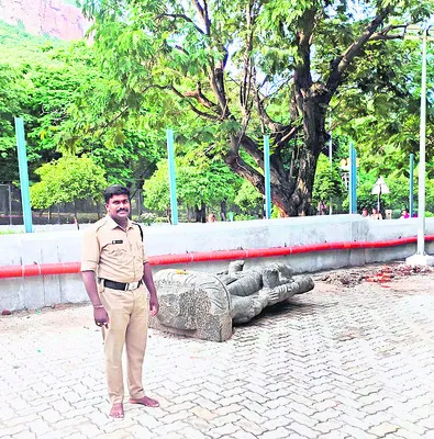 మహావిష్ణువు విగ్రహం వద్ద  బందోబస్తు 