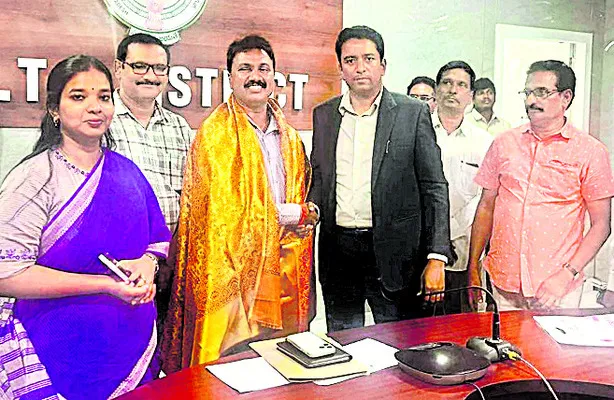 సమాచార శాఖ ఏడీకి కలెక్టర్‌ అభినందనలు 