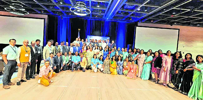 పూర్వ విద్యార్థులు సహకారం అందించాలి