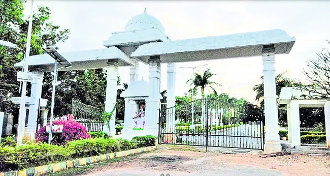 ద్రవిడ వర్సిటీ అధికారులపై కలెక్టర్‌ ఫైర్‌..! 