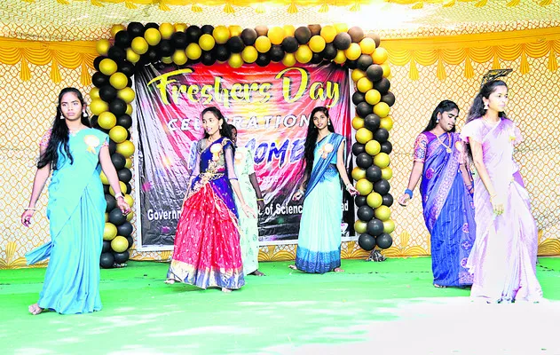 ఆకట్టుకున్న ఫ్రెషర్స్‌డే