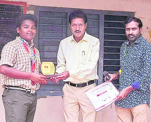 రాష్ట్ర స్థాయి వెయిట్‌ లిఫ్టింగ్‌  పోటీలకు దినేష్‌ప్రసాద్‌ 