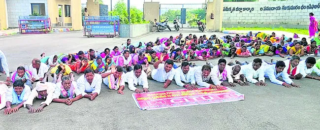 పొర్లుదండాలతో నిరసన
