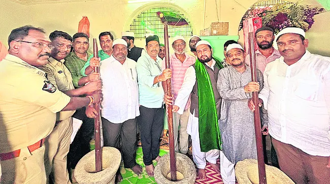 భక్తులకు పంచేందుకు 250 కిలోల గంధం 