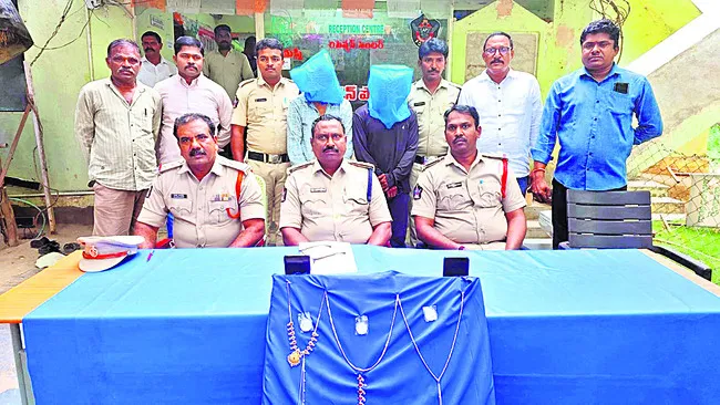 జల్సాలకు అలవాటుపడి.. చోరీల బాట