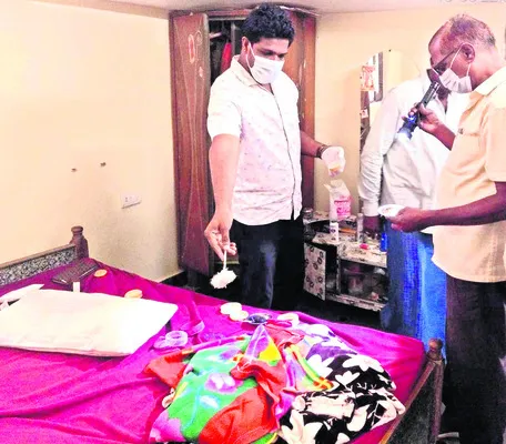 తాళం వేసిన ఇంట్లో పట్టపగలే చోరీ 