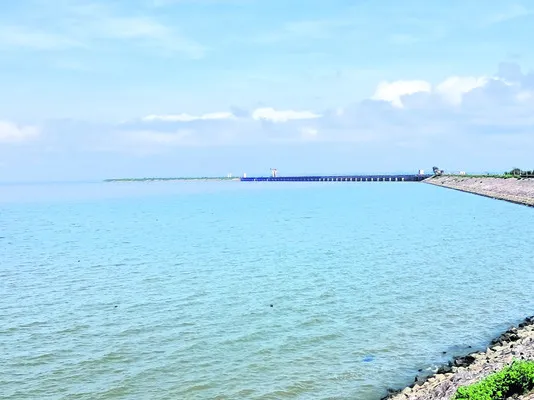 లక్షల క్యూసెక్కుల వరద