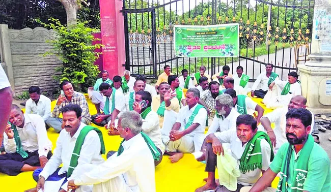 టీబీ డ్యాం గేట్ల మార్పు నిర్లక్ష్యంపై ధర్నా