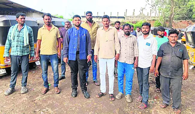 దారిని పరిశీలించిన  సబ్‌ కలెక్టర్‌