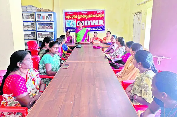 మహిళల స్వేచ్ఛా సమానత్వం కోసం ఉద్యమించాలి