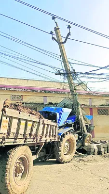 విద్యుత్‌ స్తంభాన్ని ఢీకొట్టిన ట్రాక్టర్‌   