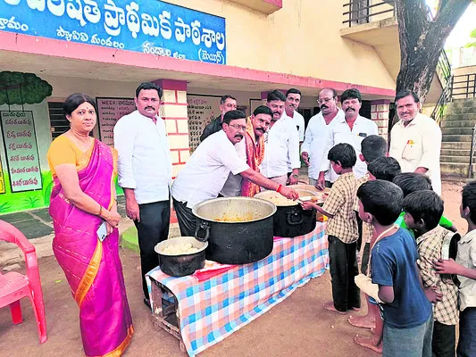 బాబూ గారి బిల్డప్‌ బ్యాచ్‌!