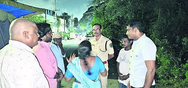 రెచ్చిపోతున్న చైన్‌ స్నాచర్లు 