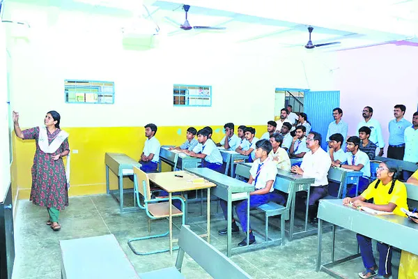చదువుతోనే ఉజ్వల భవిష్యత్‌