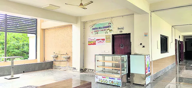 మూతపడిన మహిళా క్యాంటీన్‌
