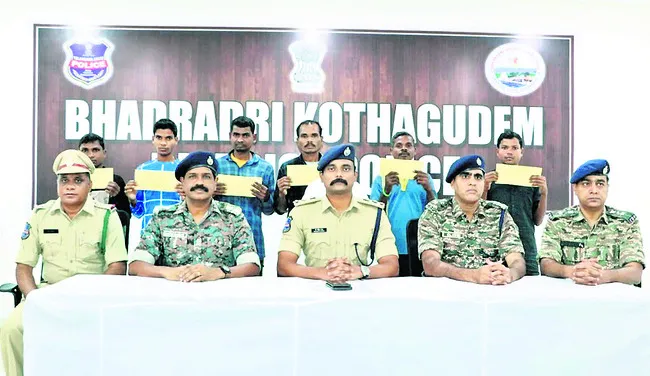 ఆరుగురు మావోయిస్టుల లొంగుబాటు