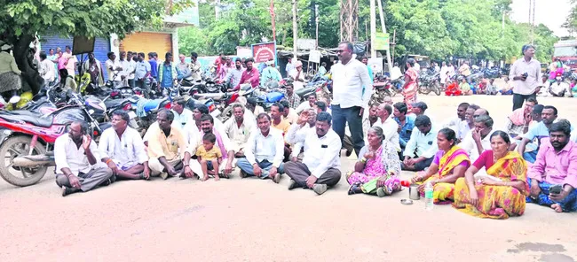 ఆగ్రహించిన అన్నదాతలు
