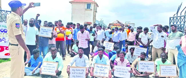 జూరాల వంతెనపై ఆందోళన 