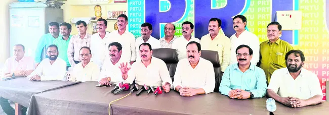 పక్షం రోజుల్లో హెల్త్‌కార్డులు