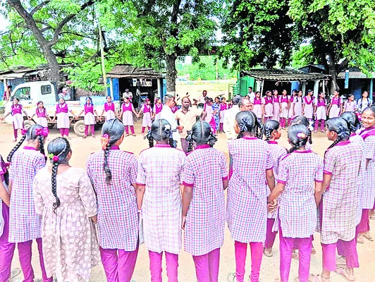 ఉపాధ్యాయుడిని నియమించాలని రోడ్డెక్కిన విద్యార్థినులు