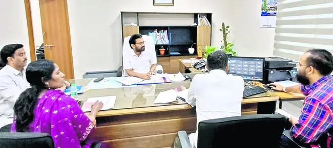 బాధ్యతలు స్వీకరించిన అదనపు కలెక్టర్‌ 

