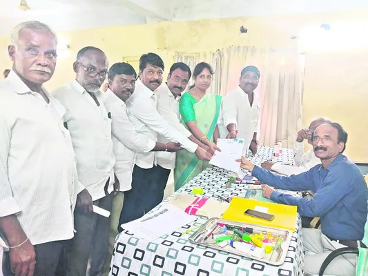 డైరెక్టర్‌ పదవికి నామినేషన్‌ దాఖలు
